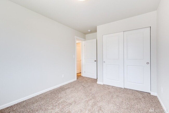 Building Photo - Newer 4 Bed 2.5 Bath with Bonus Room!!