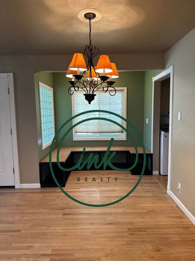 Building Photo - Charming Carson Home