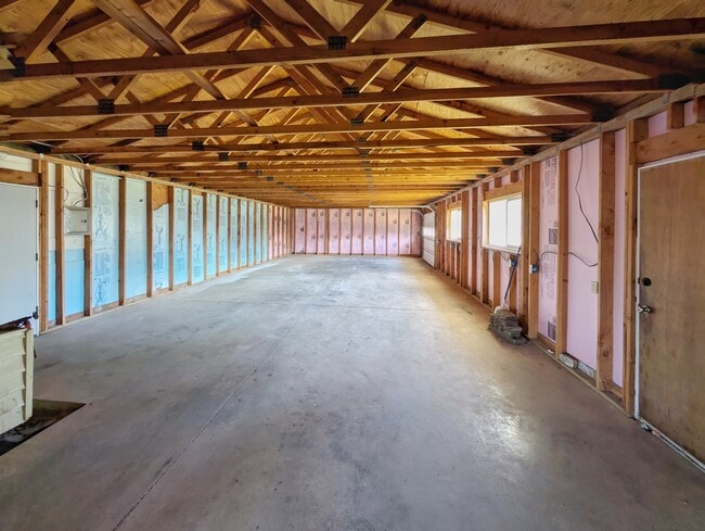 Building Photo - 1117 NW Oak Ave