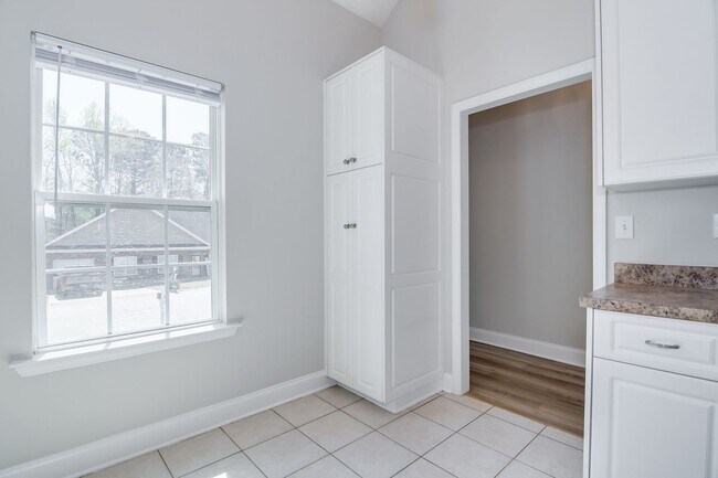 Building Photo - 3 Bedroom 2.5 Bath Townhouse