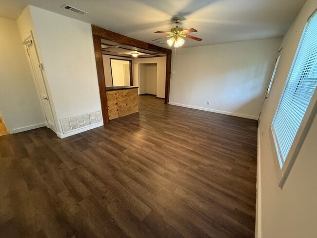 Building Photo - 4-bed, 3-bath, HUGE yard!