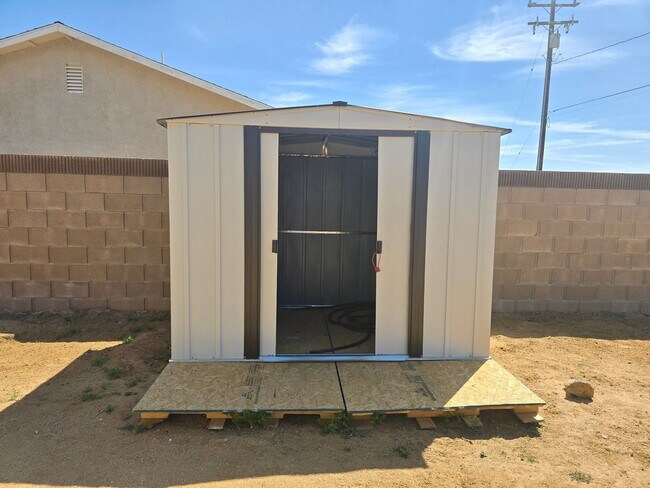 Building Photo - Beautiful , open floor plan 2 bedroom /  1 bathroom unit