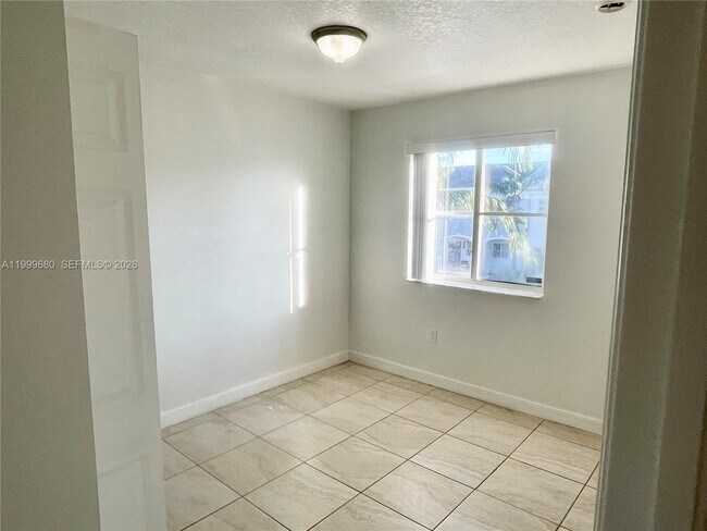 Building Photo - 1635 SE 31st Ct