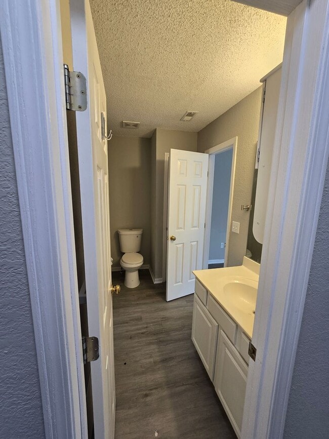 Building Photo - Renovated Duplex for rent