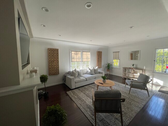 Primary Photo - 432 N Gardner St