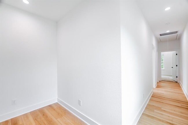 Building Photo - 7903 Sunnyhill St