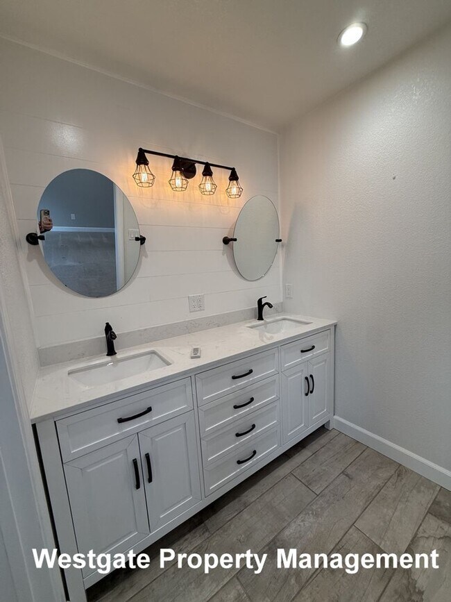 Building Photo - 574 Lorraine Ct N