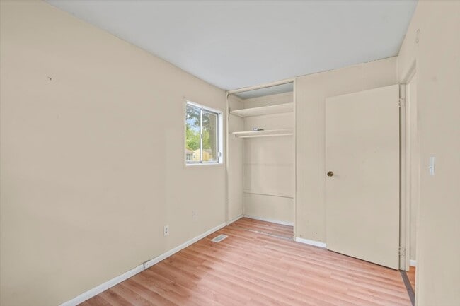 Building Photo - 2425 E Elm St