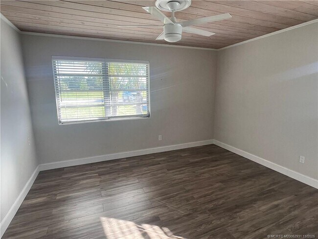 Building Photo - 885 NW River Shores Blvd