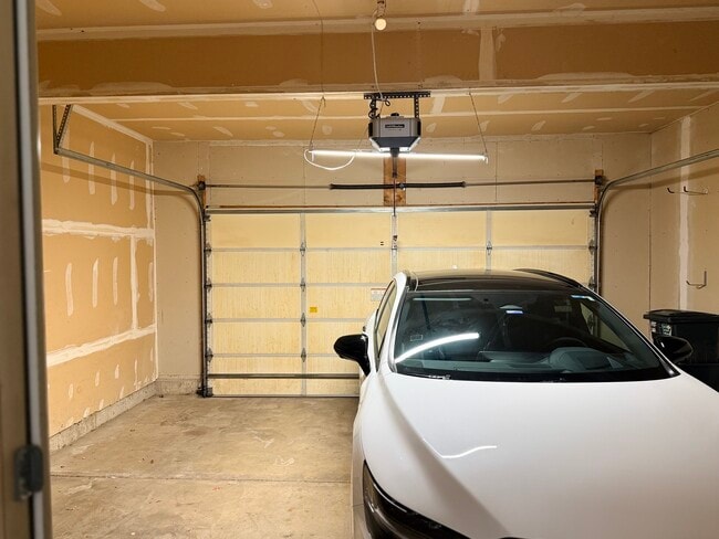 Building Photo - 2305 Sandy Creek Dr