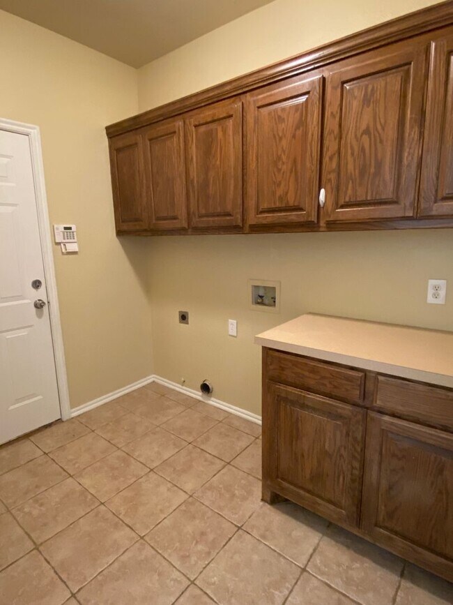 Building Photo - 3 Bed, 2 Bath NW OKC Home with Large Maste...