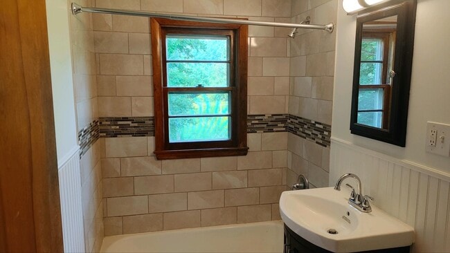 Building Photo - 335 Tolend Rd