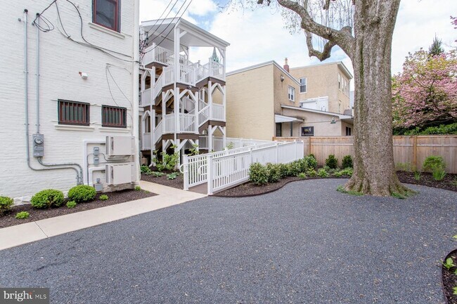 Building Photo - 41 Bridge St