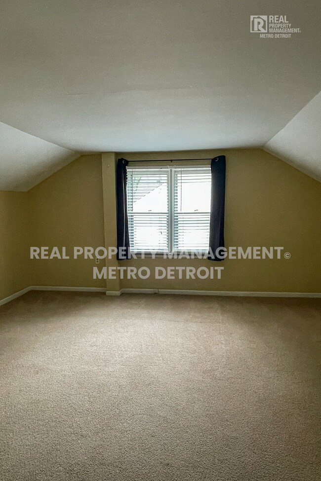 Building Photo - LEASE TODAY and SAVE!!