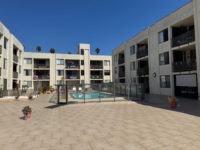 Building Photo - Steps from Alamitos Beach! Modern 1 bed 1 ...