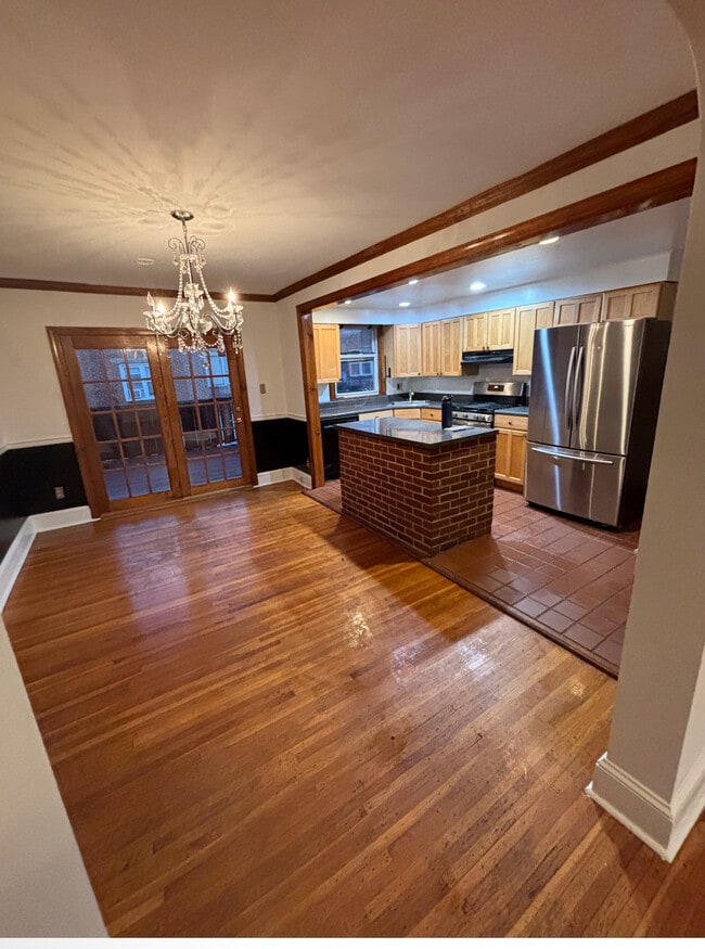 Building Photo - 817 Eaton Rd