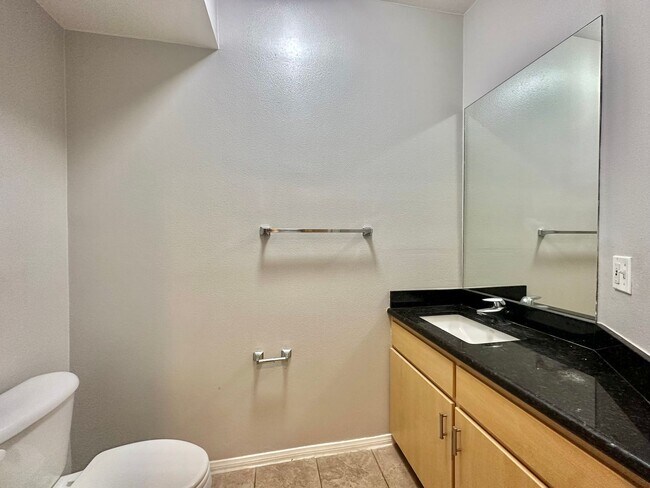 Building Photo - Luxury 2 Bed/2.5 Bath 2 Story Townhouse in...