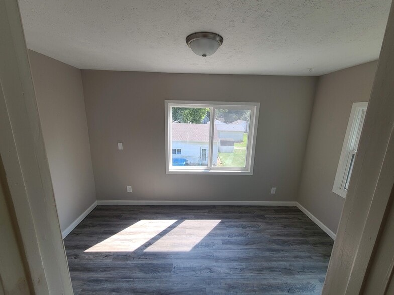 Upstairs bonus room - 707 E Wood St