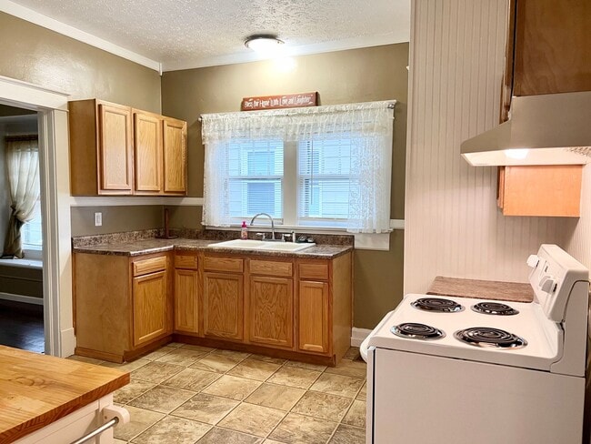 Building Photo - Charming 3-Bedroom Home with Garage & Fenced Yard!