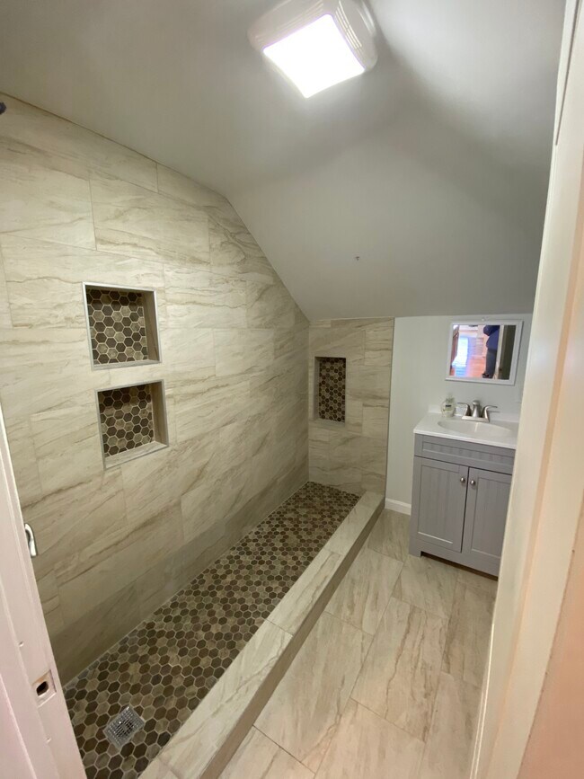 Building Photo - 22 Ledge St