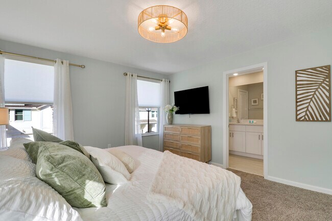 Building Photo - 5719 SE Edgewater Cir