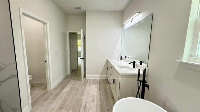 Building Photo - 495 Marion Oaks Manor