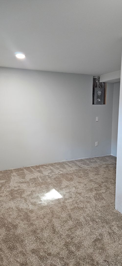 Building Photo - Large Rambler with 5 bedrooms, 2 baths wit...