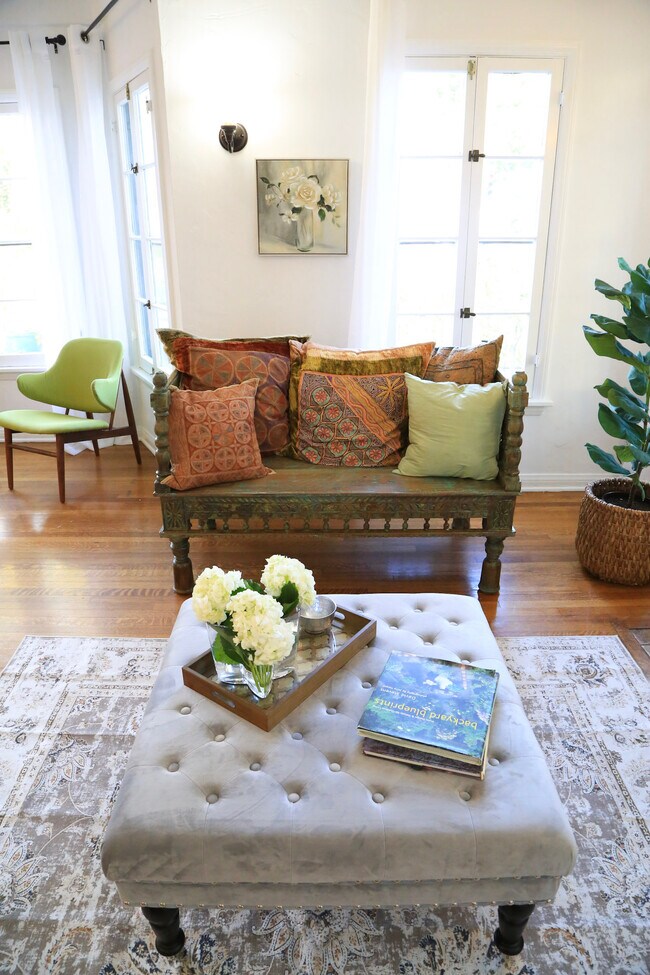 Building Photo - 601 S Sweetzer Ave