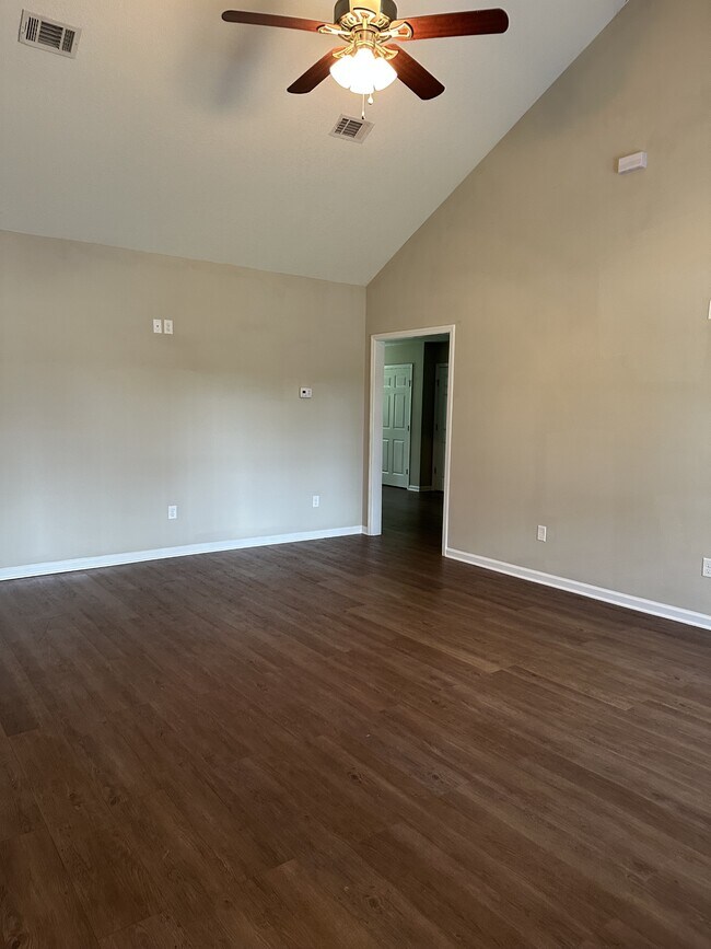 Building Photo - 615 40 th St E