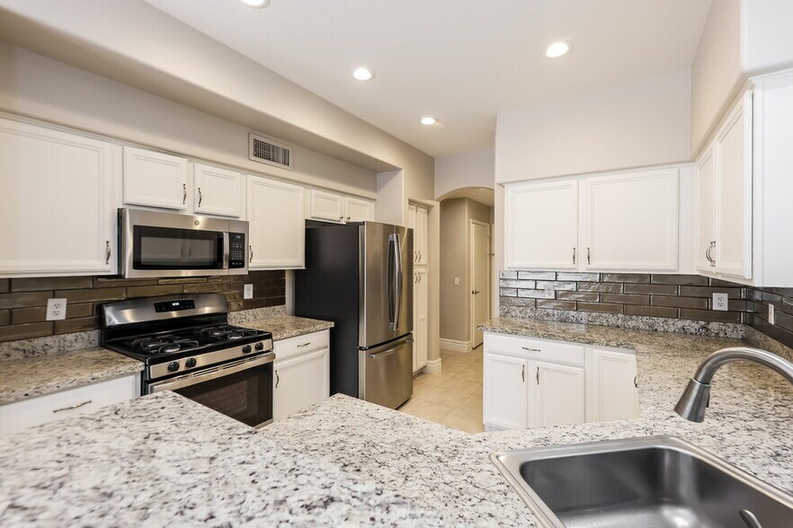 Building Photo - 3424 E Rockwood Dr