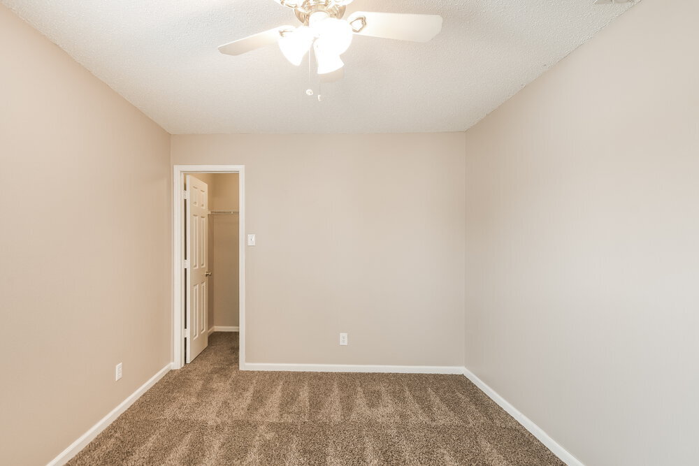 Building Photo - 952 Ravine Dr