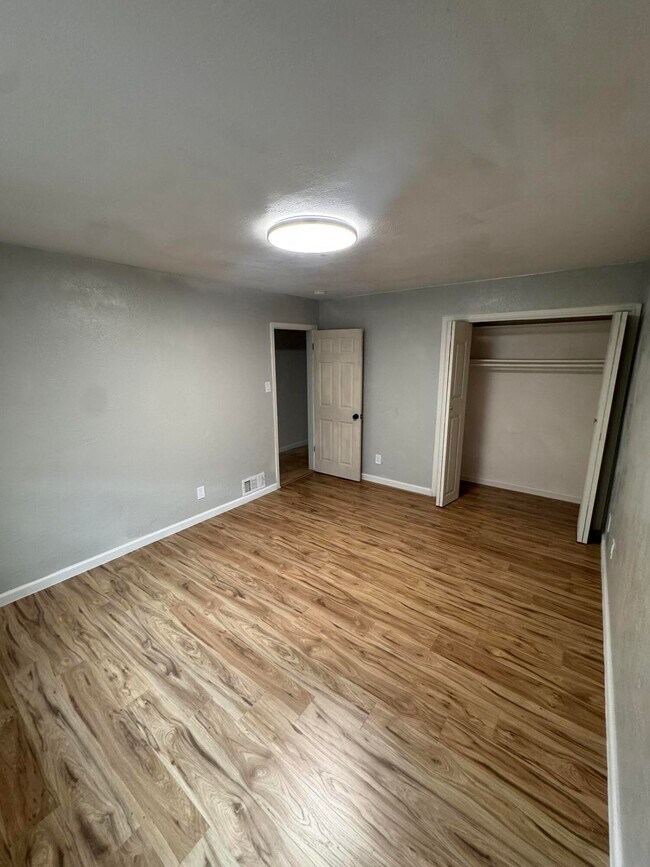 Building Photo - 1205 Valencia Dr NE