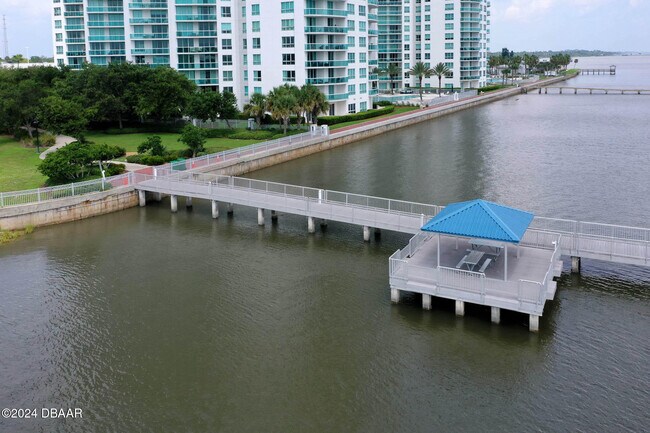 Building Photo - 241 Riverside Dr