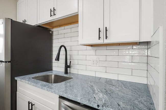 Building Photo - 2-Bedroom Gem with Granite Countertops Available in May