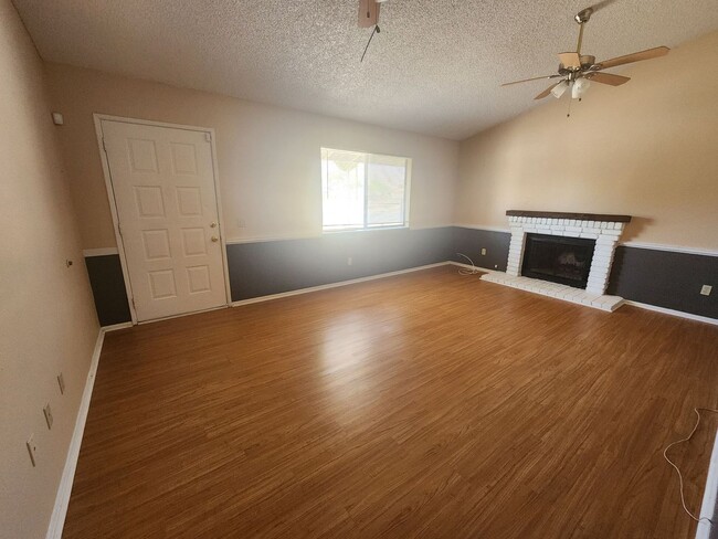 Building Photo - Corner Lot 2 Bedroom w/ 2 Car Garage