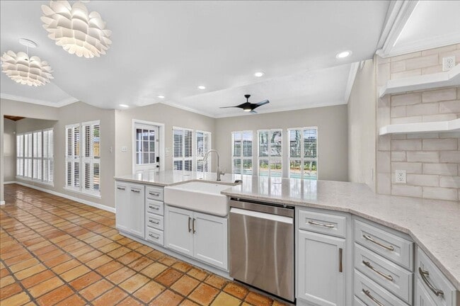 Building Photo - 5305 Greenbriar Dr