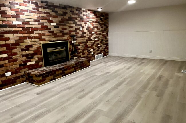 Building Photo - 1075 S 1200 E