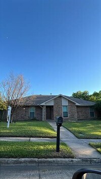 Building Photo - 1610 St James Dr