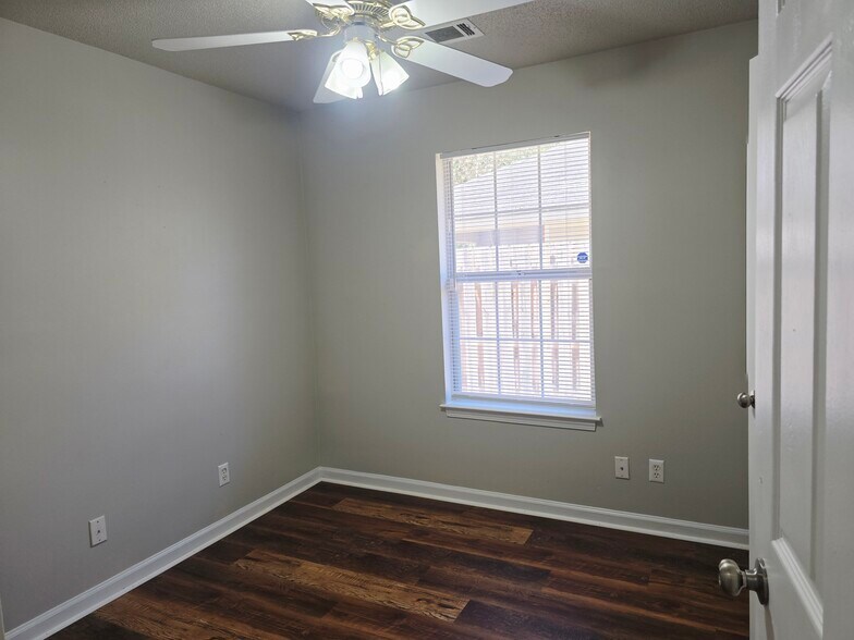 Building Photo - 200 E Mell St