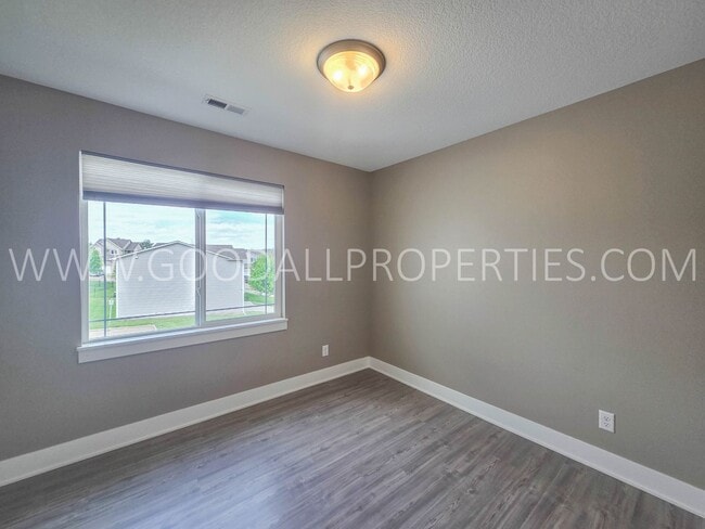 Building Photo - 4-Bedroom, 3.5-Bath Home with Walkout Finished Basement in Norwalk