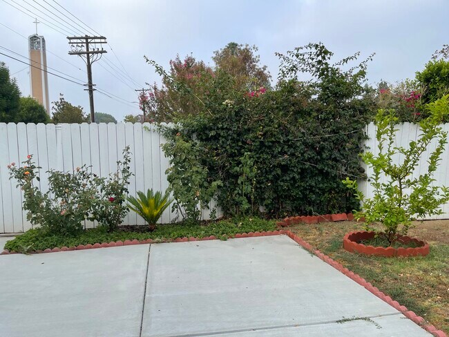 Building Photo - 7236 Oakdale Ave