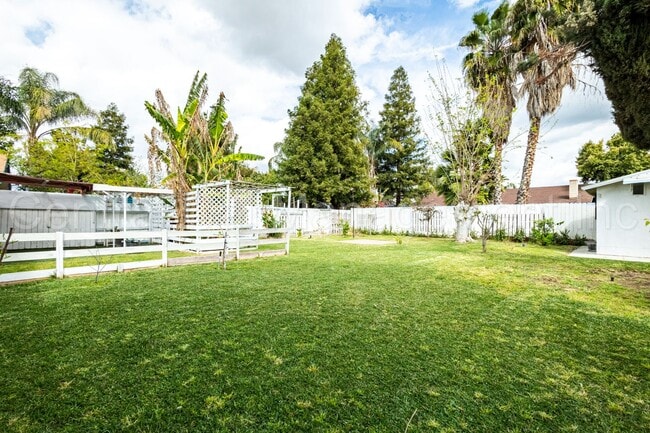 Building Photo - 3 Bedroom/2 Bath Home with Solar - $2100 Per Month!