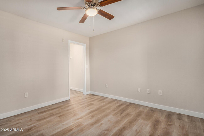 Building Photo - 815 E Rose Ln
