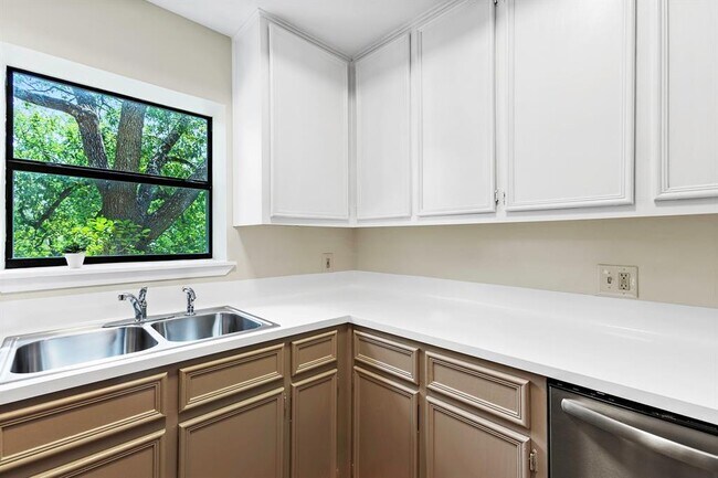 Building Photo - 6600 Valleyside Rd