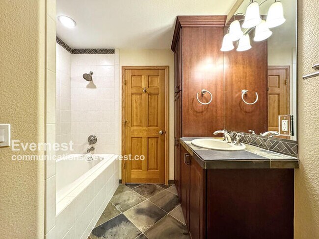 Building Photo - 990 Utica Cir