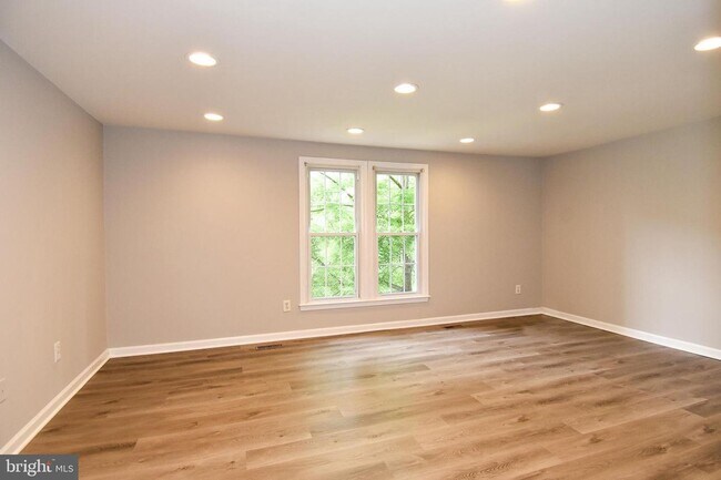 Building Photo - Available immediately!