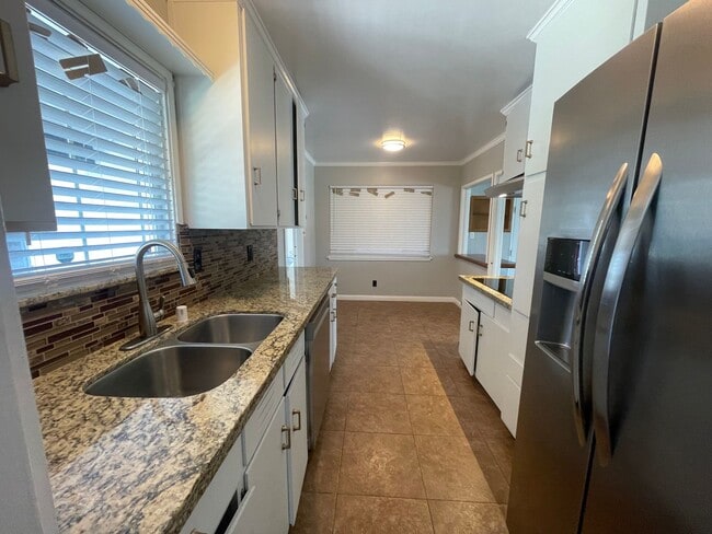 Building Photo - Beautiful Three Bedroom Two Bathroom Home
