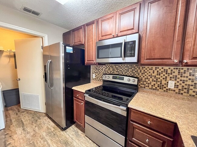 Building Photo - Windsor Park #1118 - On several bus routes to UF