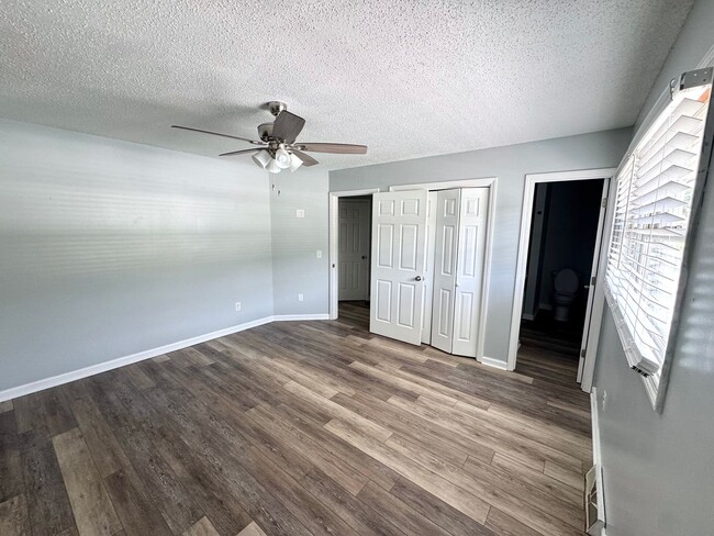 Building Photo - 2 Bedroom / 2 Bath Townhome Church Hill, TN