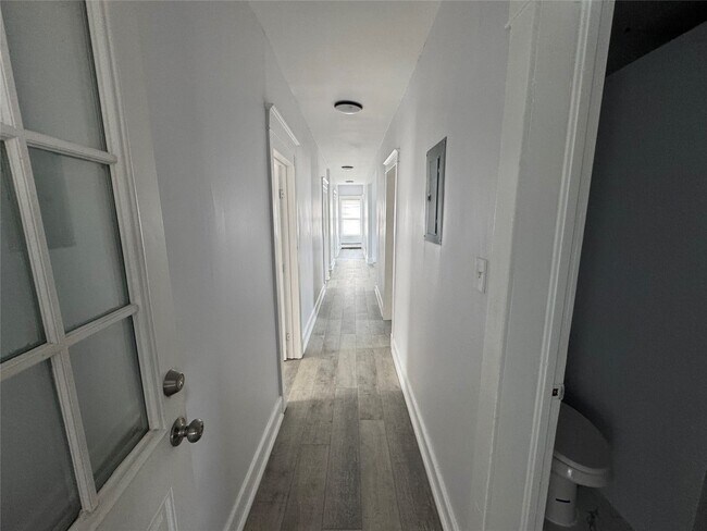 Building Photo - 28 Emma St